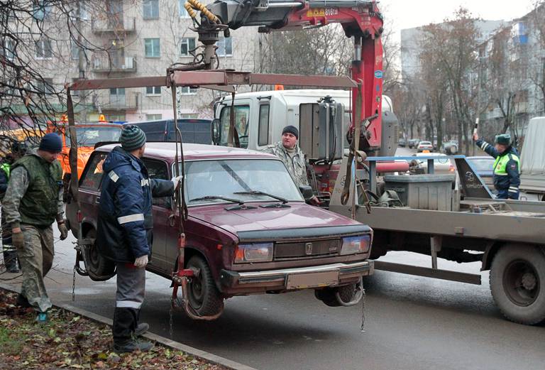 Эвакуатор для автомобиля, перевозка авто сеткой из Нефтеюганска в Усть-Кута