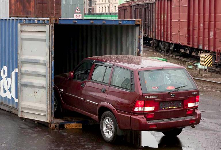 Сколько стоит доставить жд сеткой машину  из Владивостока в Томск